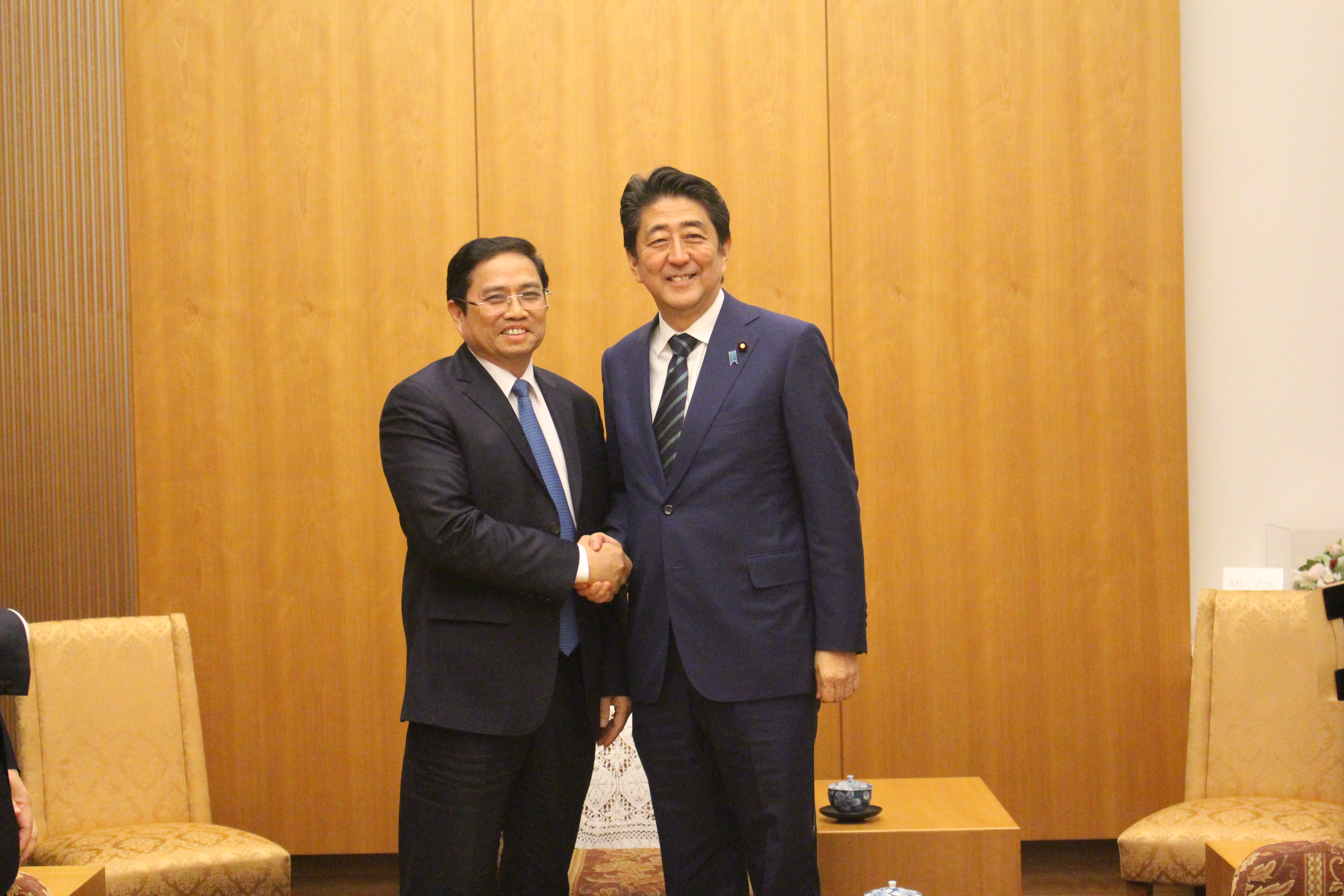 Premierminister Shinzo Abe trifft Pham Minh Chinh